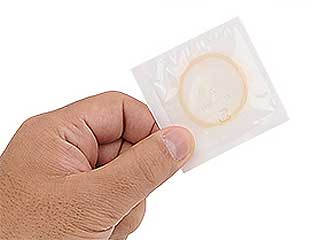 0.02mmのコンドーム使ってる奴おる？